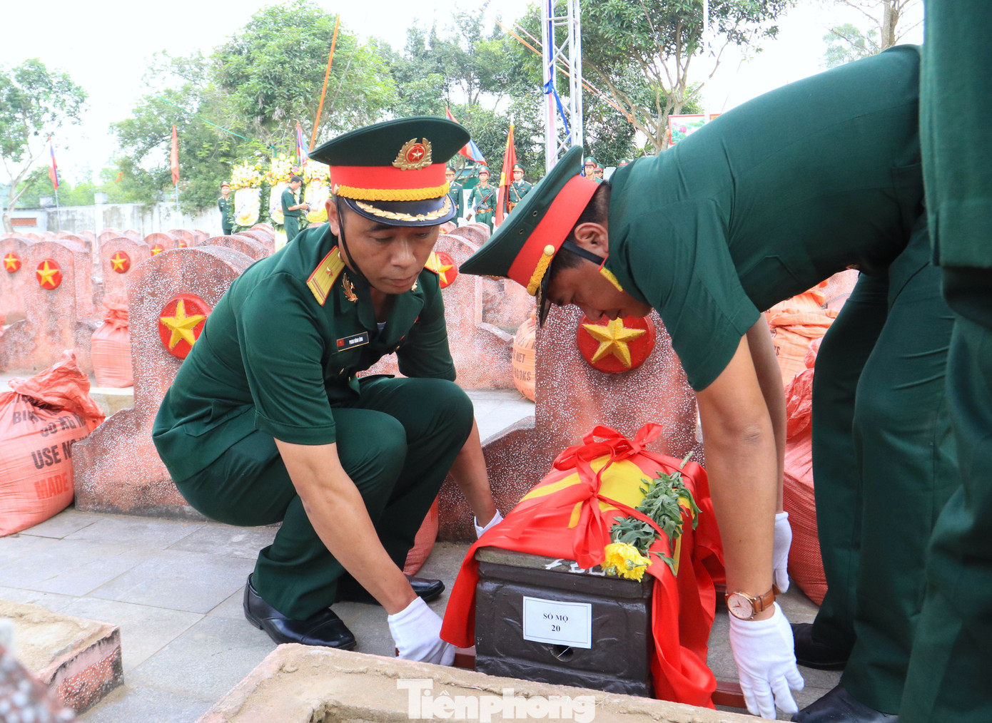 Các cán bộ chiến sỹ thực hiện di chuyển hài cốt anh hùng liệt sỹ về vị trí mộ.