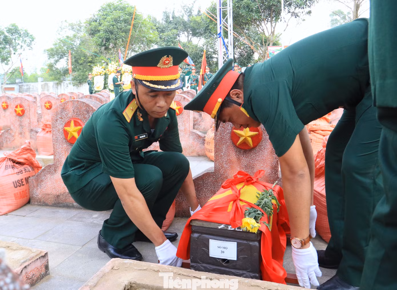 Các cán bộ chiến sỹ thực hiện di chuyển hài cốt anh hùng liệt sỹ về vị trí mộ. Các cán bộ chiến sỹ thực hiện di chuyển hài cốt anh hùng liệt sỹ về vị trí mộ.