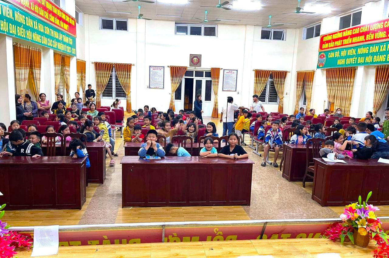 Lớp học tiếng Anh miễn phí của Thượng úy Thông được tổ chức tại Hội trường UBND xã Hoa Sơn.