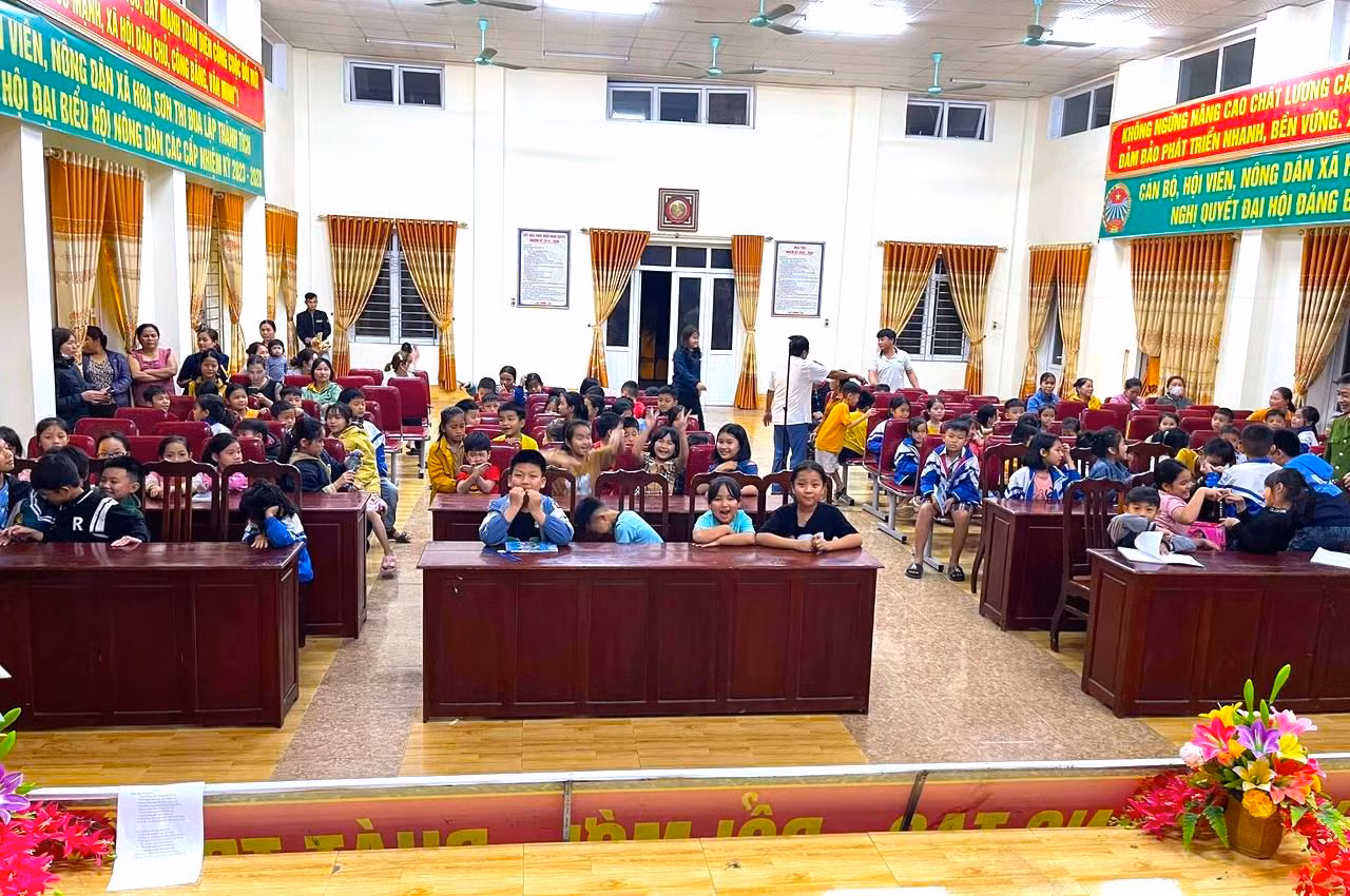 Lớp học tiếng Anh miễn phí của Thượng úy Thông được tổ chức tại Hội trường UBND xã Hoa Sơn.