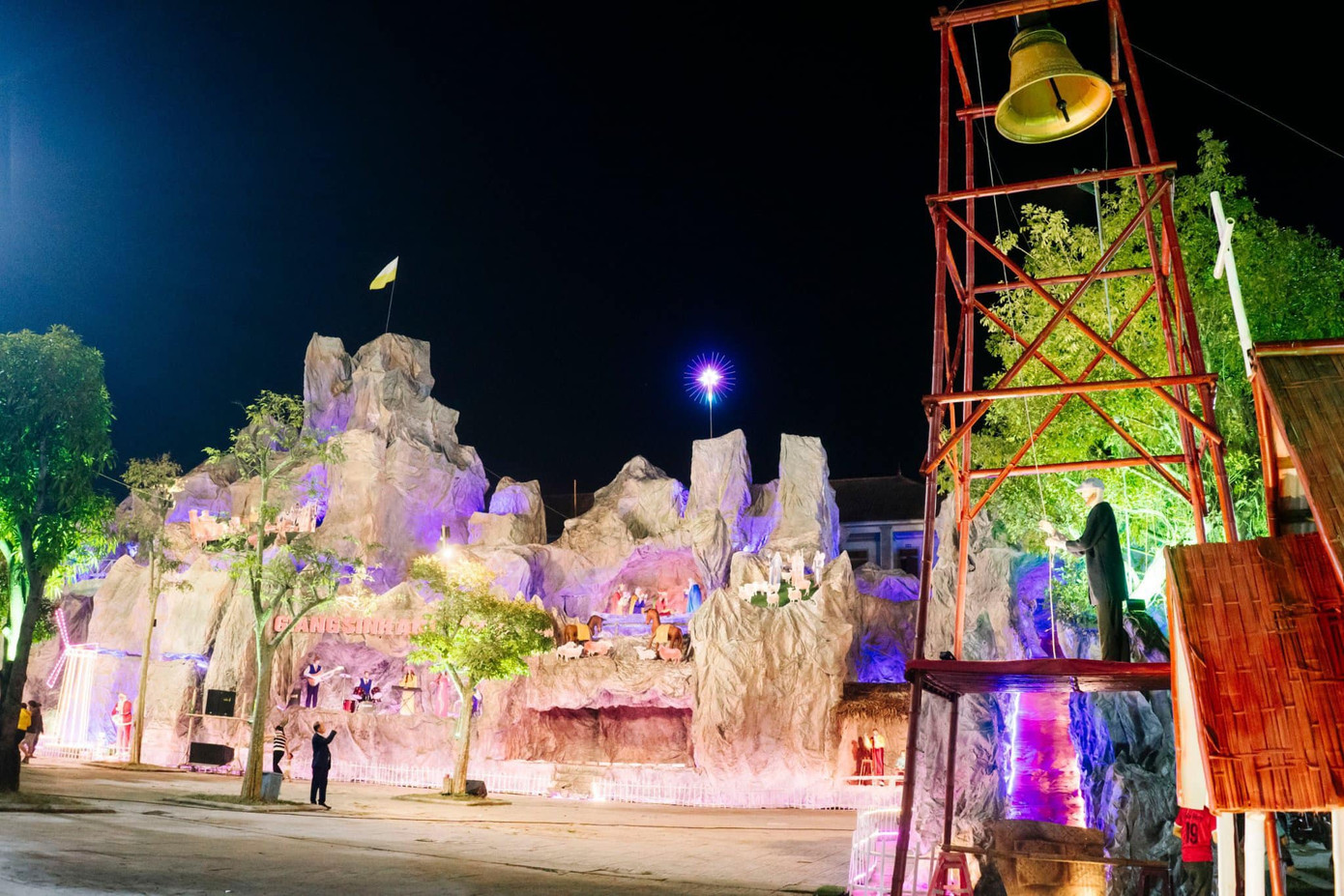 Ban đêm, hang đá lung linh màu sắc từ nhiều dây led bắt mắt. Ban đêm, hang đá lung linh màu sắc từ nhiều dây led bắt mắt.