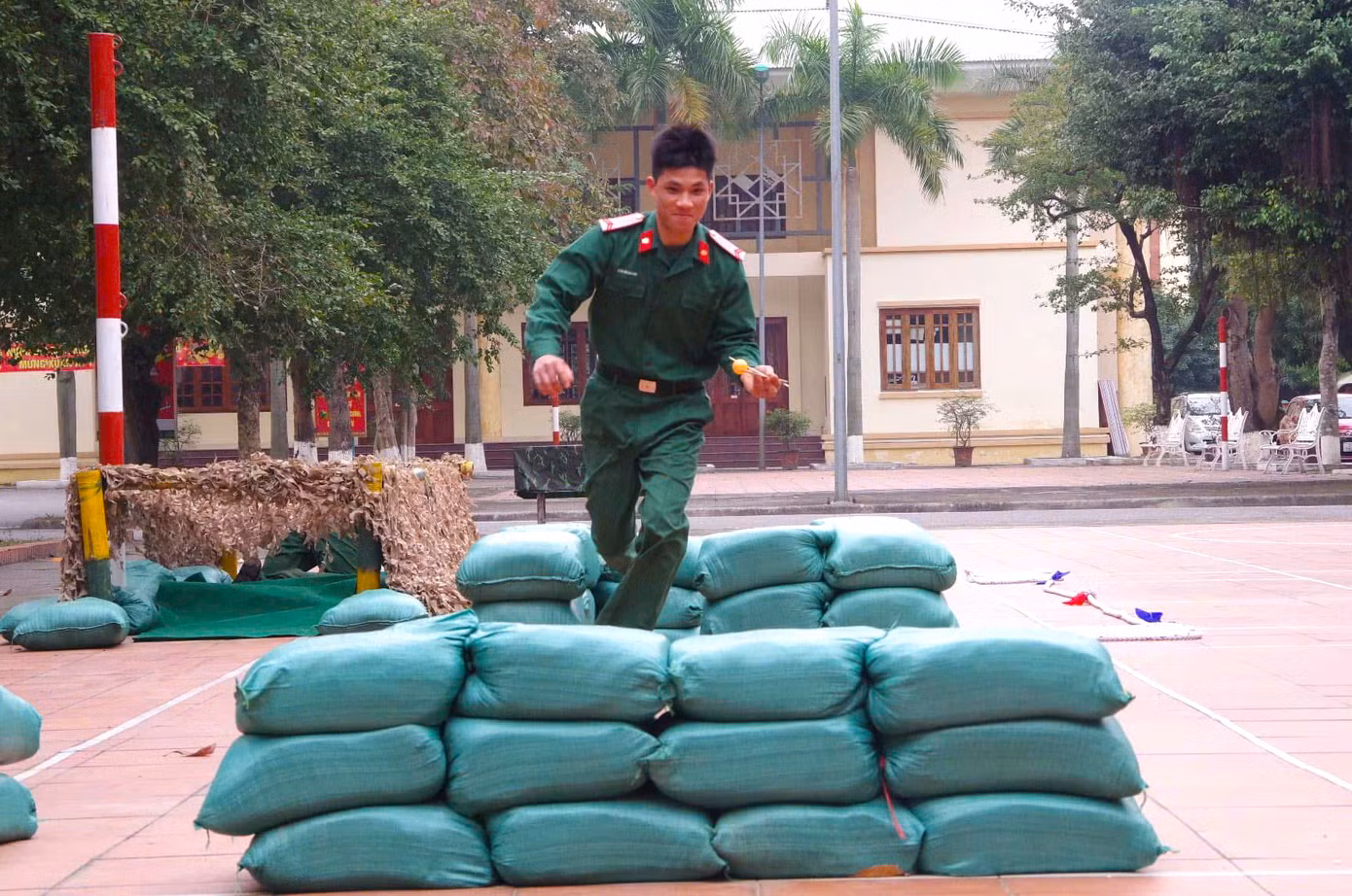 Việc thực hiện nhiều hoạt động giao lưu, vui chơi, giải trí nhằm cổ vũ, động viên cán bộ, chiến sĩ thi đua phát huy nội lực, lập thành tích cao nhất thực hiện thắng lợi nhiệm vụ trong năm 2025.