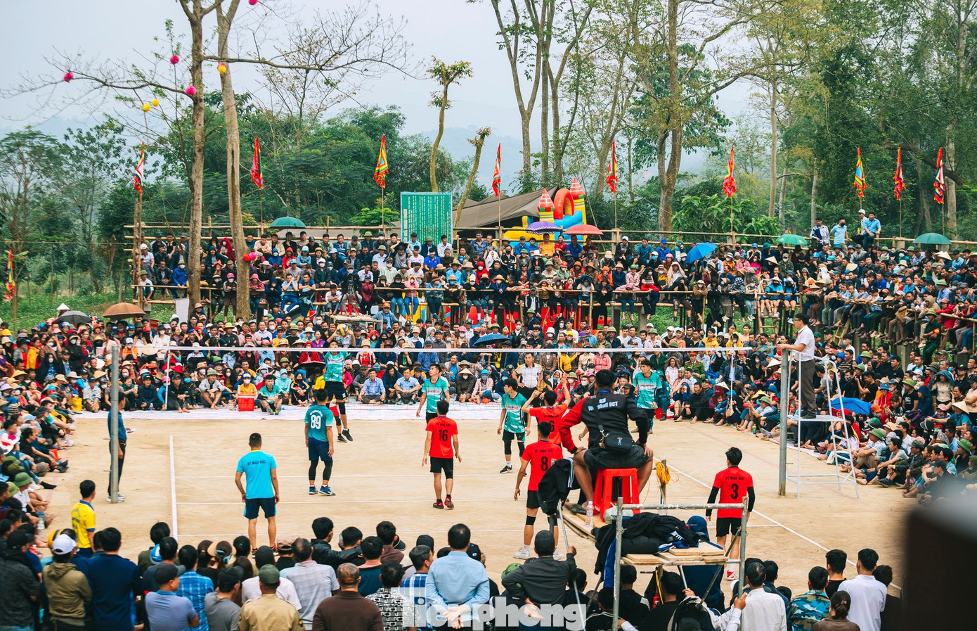 Sau 3 ngày thi đấu, chiều 15/3 sẽ diễn ra trận chung kết thi đấu bóng chuyền và bế mạc lễ hội Hoa Gạo. (Ảnh: Rạng Đông).