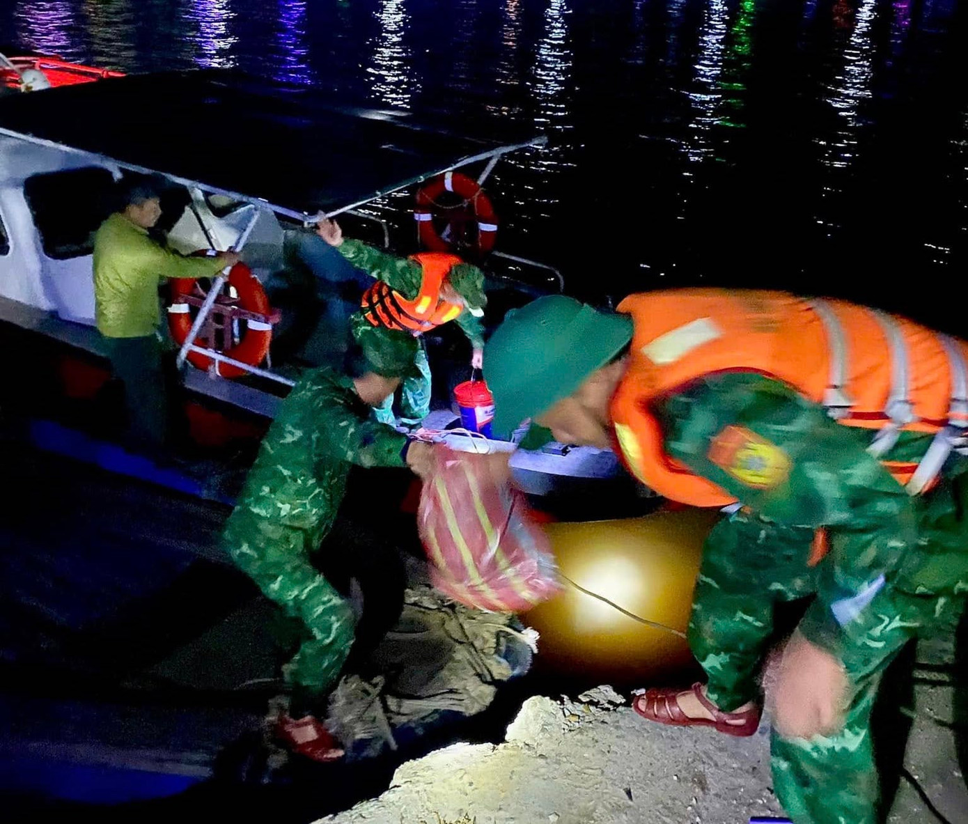 Các chiến sĩ bộ đội biên phòng cứu thành công 4 thuyền viên vào bờ an toàn. Các chiến sĩ bộ đội biên phòng cứu thành công 4 thuyền viên vào bờ an toàn.