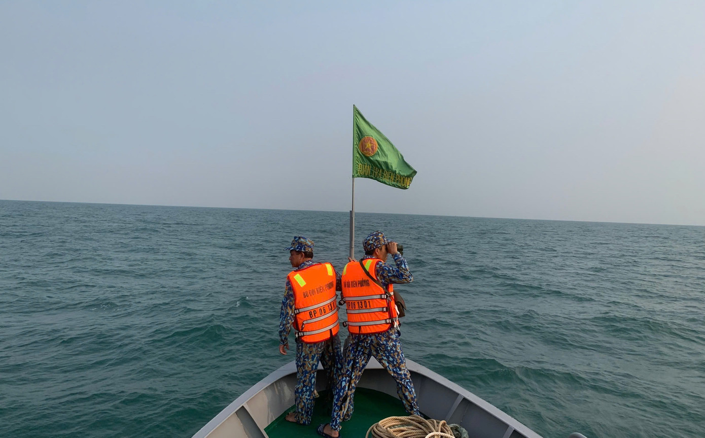Bộ đội Biên phòng và các lực lượng chức năng đang tích cực tìm kiếm 3 ngư dân còn mất tích.