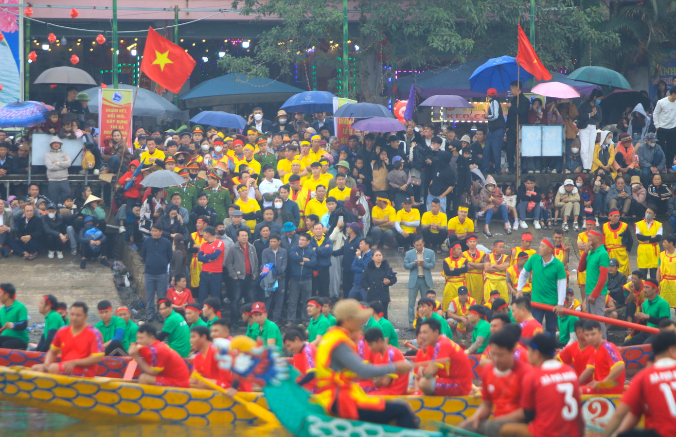 Hội đua thuyền ở Đền Cờn luôn hấp dẫn và thu hút đông đảo khán giả, du khách thập phương về theo dõi.
