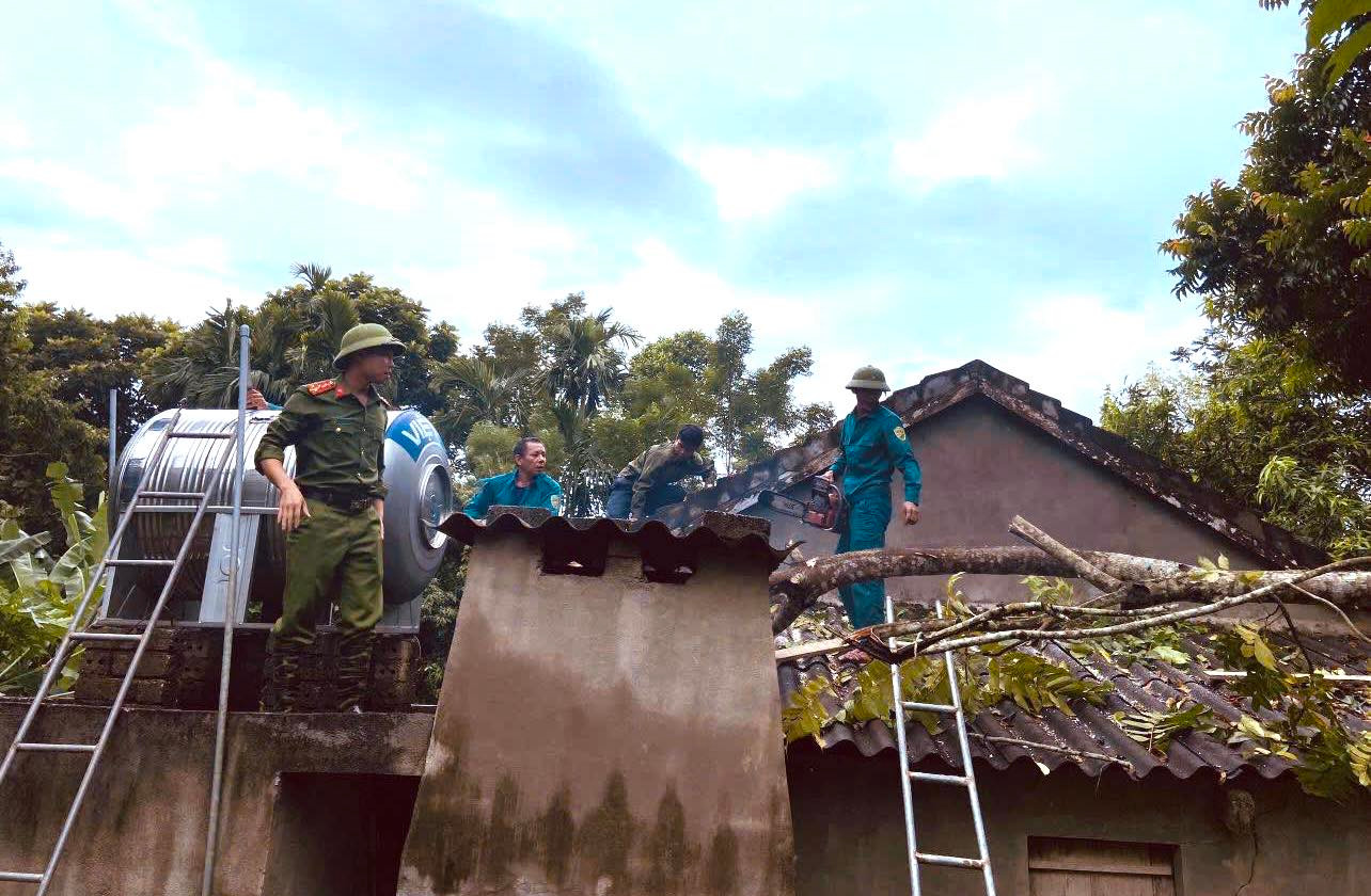 Mưa lớn khiến cây xanh đổ vào mái nhà người dân, các đoàn viên thanh niên phối hợp lực lượng chức năng đến khắc phục hậu quả.