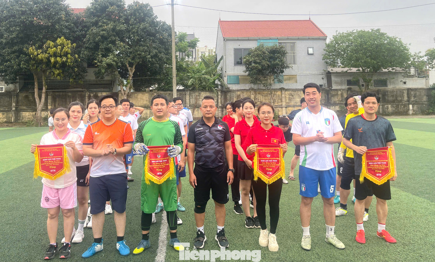 Các đoàn viên giao lưu, gắn kết, rèn luyện sức khỏe qua 2 bộ môn bóng đá nam và bóng sọt nữ.