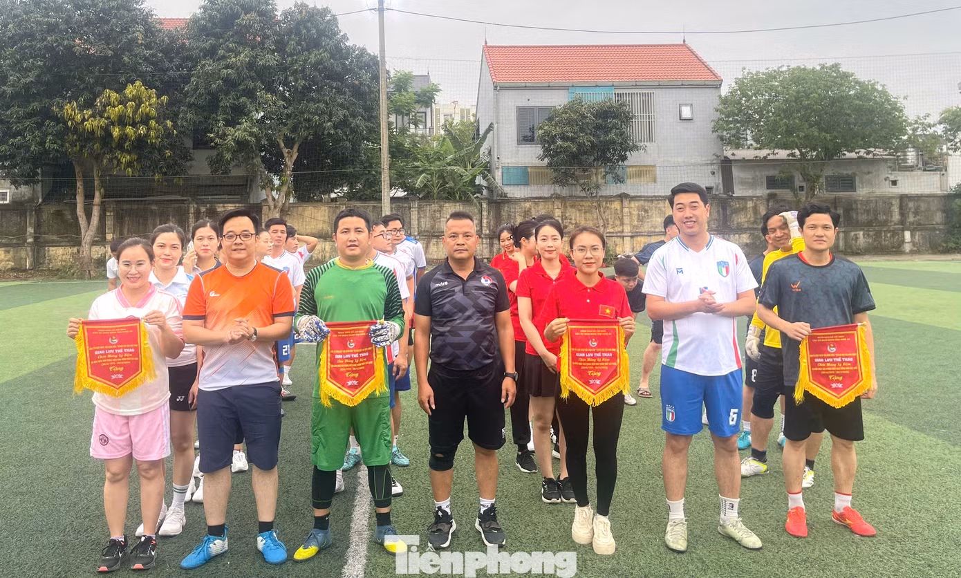 Các đoàn viên giao lưu, gắn kết, rèn luyện sức khỏe qua 2 bộ môn bóng đá nam và bóng sọt nữ. Các đoàn viên giao lưu, gắn kết, rèn luyện sức khỏe qua 2 bộ môn bóng đá nam và bóng sọt nữ.