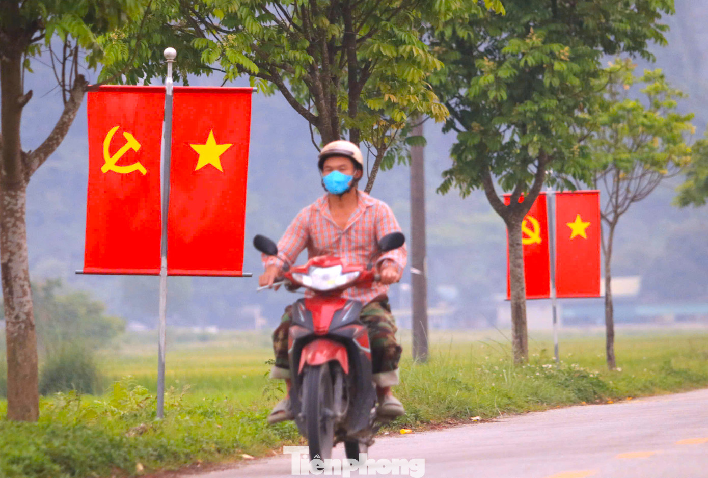 "Đi giữa đường cờ rực rỡ mình cảm thấy càng thêm yêu Tổ quốc, yêu đất nước. Nhất là trong những ngày tháng 4 lịch sử - mừng Ngày Giải phóng miền Nam, thống nhất đất nước", anh Vi Văn Lương (trú xã Môn Sơn, Con Cuông) nói.