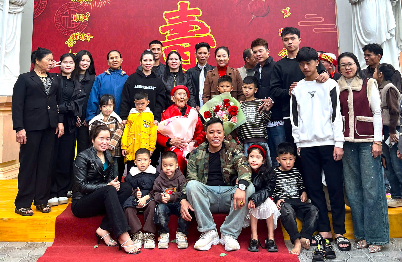 Cụ Côi chụp ảnh cùng con, cháu trong ngày mừng thọ 112 tuổi.