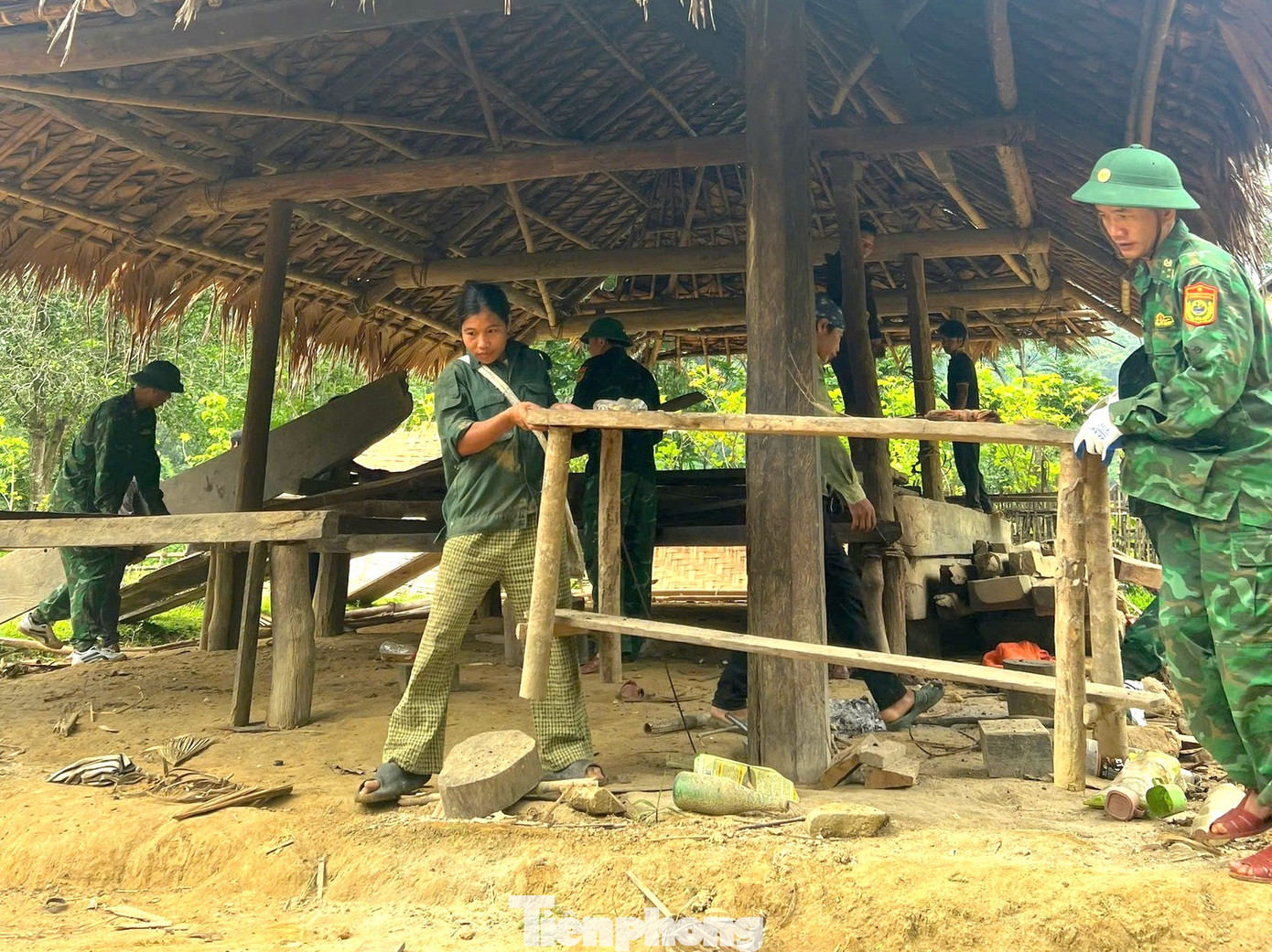 Bên cạnh việc tháo dỡ nhà cũ, lực lượng chức năng sẽ dựng tạm lán để các hộ dân ở trong quá trình làm nhà mới.