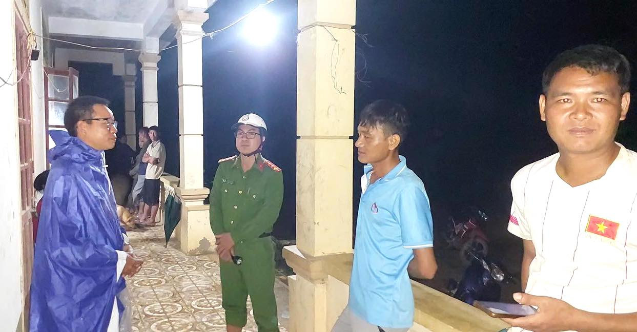 Những ngày qua, chính quyền địa phương, cơ quan công an đã túc trực tại điểm trường để không cho người dân trở lại nhà cũ nhằm đảm bảo an toàn đồng thời hỗ trợ người dân khi cần thiết trong mưa bão. Những ngày qua, chính quyền địa phương, cơ quan công an đã túc trực tại điểm trường để không cho người dân trở lại nhà cũ nhằm đảm bảo an toàn đồng thời hỗ trợ người dân khi cần thiết trong mưa bão.