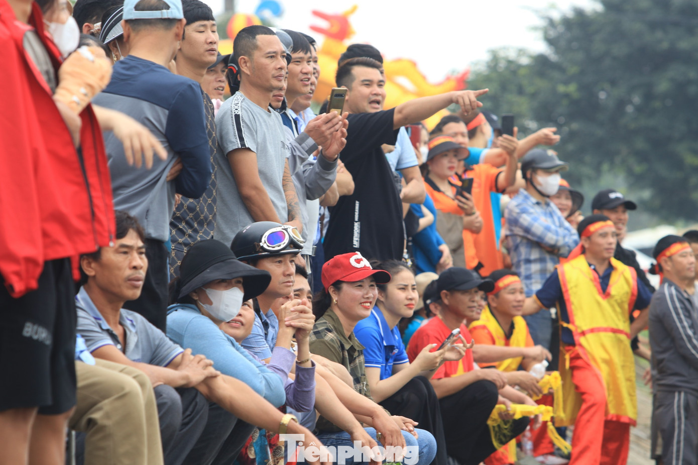 Trên bờ sông, cả nghìn người dân tập trung hò reo cổ vũ cho các đội đua.