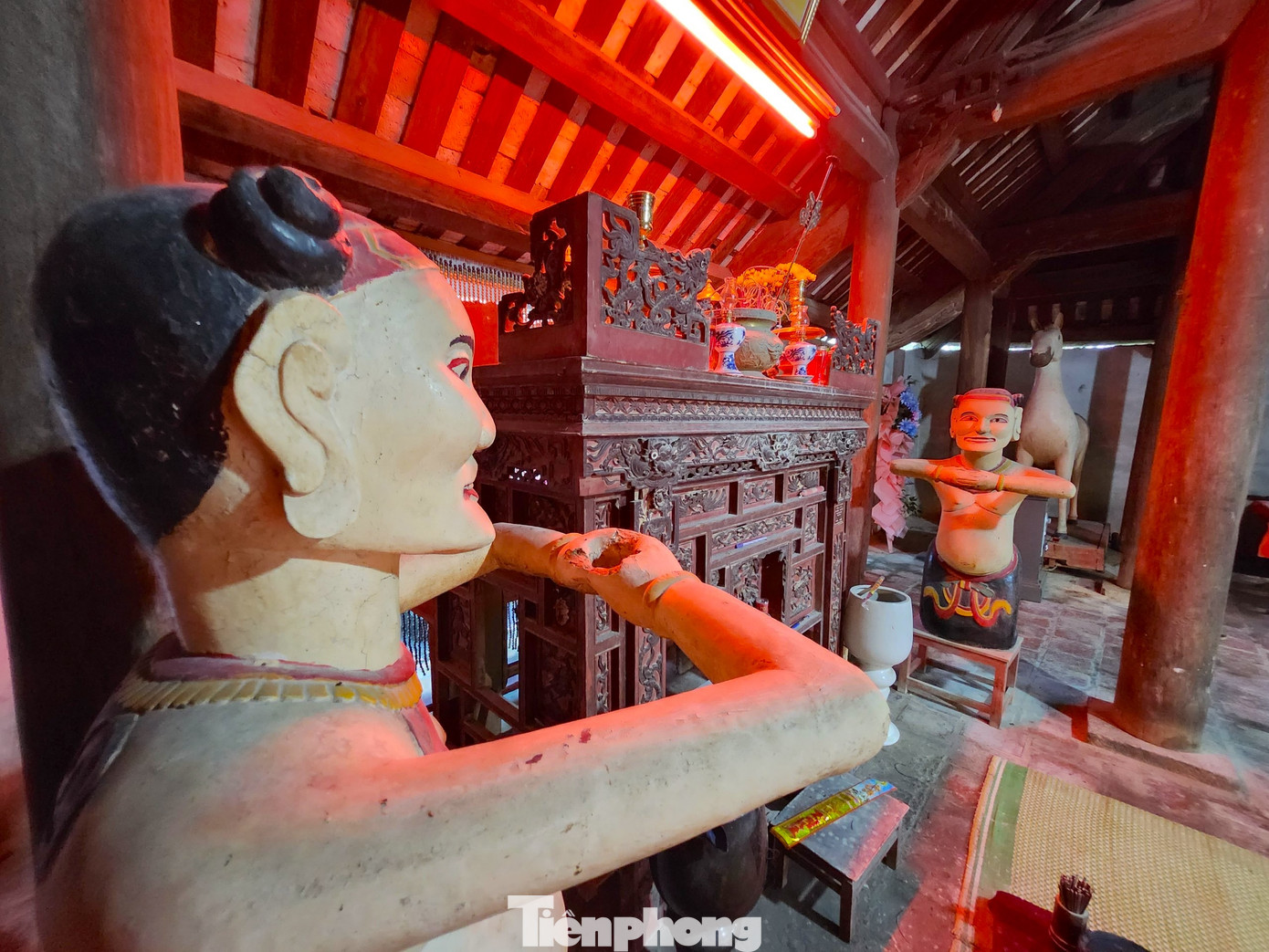 Những pho tượng được làm từ gỗ có hình dáng kỳ lạ.