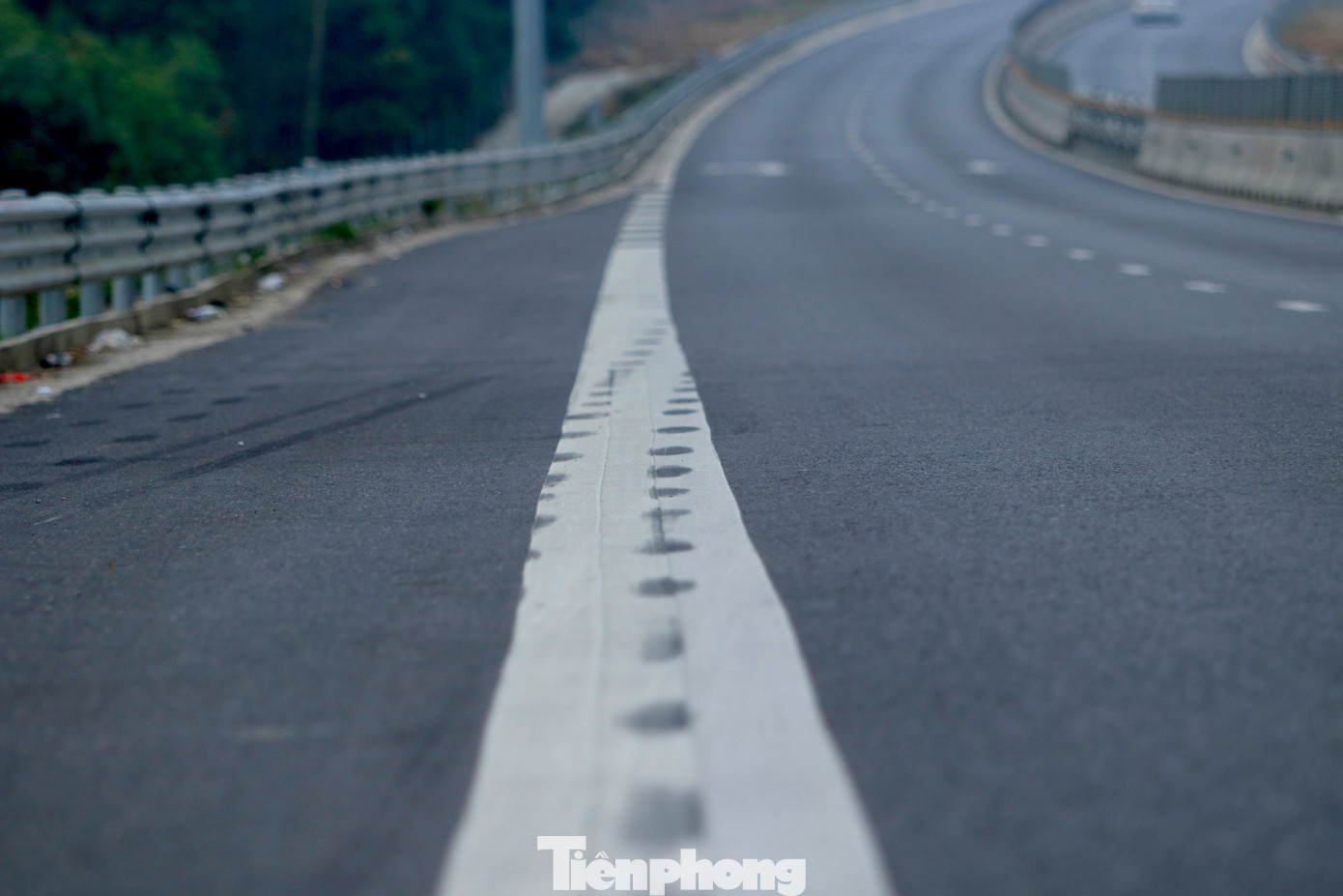 Trên nền đường cũng xuất hiện nhiều vệt bánh xe của những trường hợp phanh gấp. Trên nền đường cũng xuất hiện nhiều vệt bánh xe của những trường hợp phanh gấp.