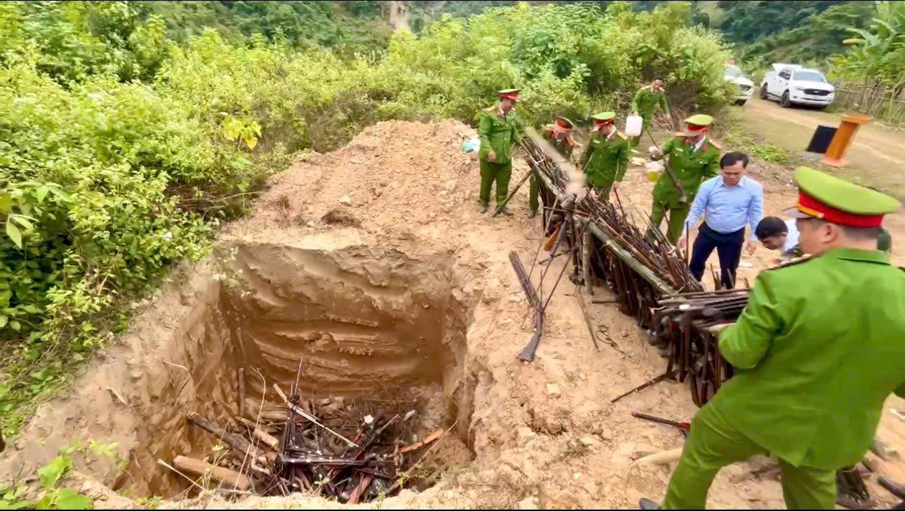 Súng được cho xuống hố sâu 3m rồi đổ dầu Diezen và châm lửa đốt. Súng được cho xuống hố sâu 3m rồi đổ dầu Diezen và châm lửa đốt.