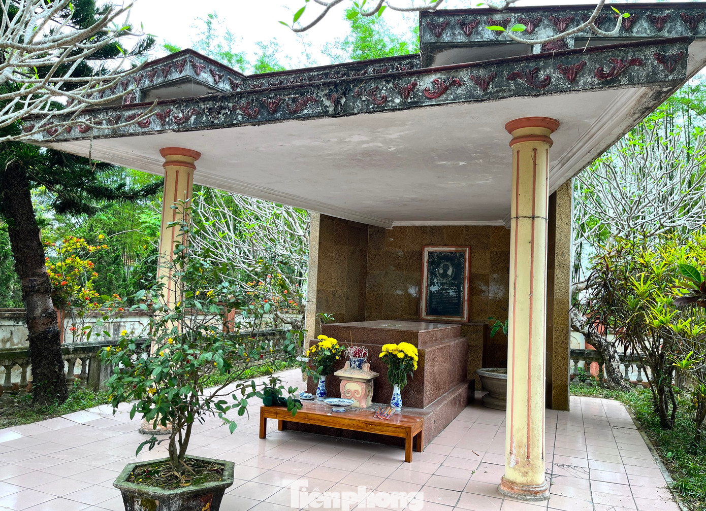 Kế bên quần thể khu nhà thờ và mộ Hồ Phi Tích là vườn trúc rộng hàng trăm mét vuông. Cạnh đó là cụm bia tưởng niệm nữ sĩ Hồ Xuân Hương, lăng mộ nhà cách mạng Hồ Tùng Mậu và bia tưởng niệm anh hùng lực lượng vũ trang Cù Chính Lan.