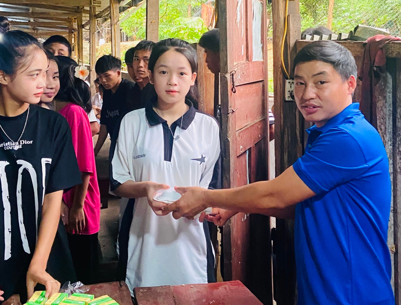 Những suất xôi được trao tặng kèm sữa, nước sẽ giúp các em học sinh có đủ chất dinh dưỡng cho một buổi sáng năng động để làm tốt bài thi của mình. Những suất xôi được trao tặng kèm sữa, nước sẽ giúp các em học sinh có đủ chất dinh dưỡng cho một buổi sáng năng động để làm tốt bài thi của mình.