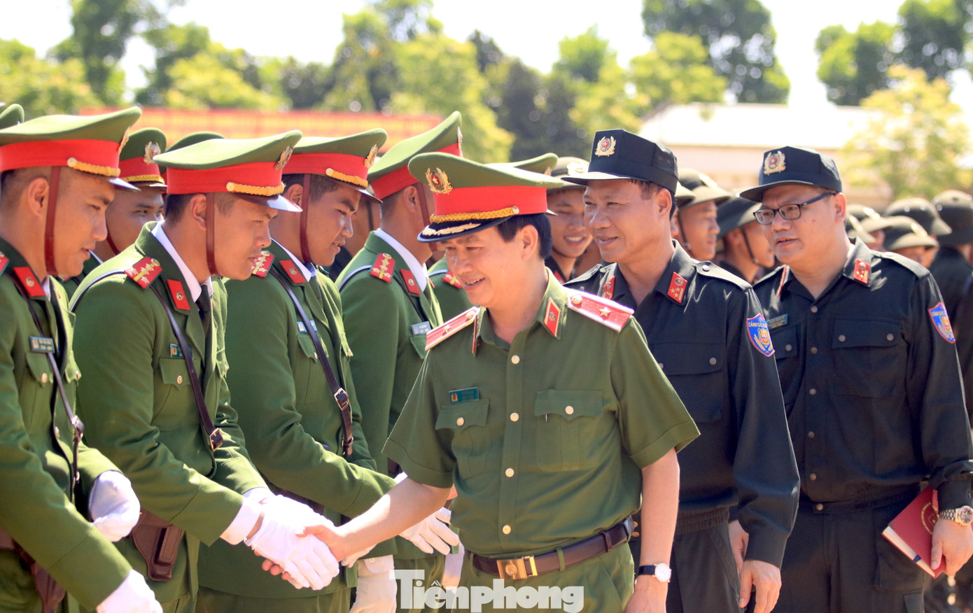 Đại biểu bắt tay chúc mừng và chụp hình lưu niệm cùng các chiến sĩ hoàn thành khóa huấn luyện.