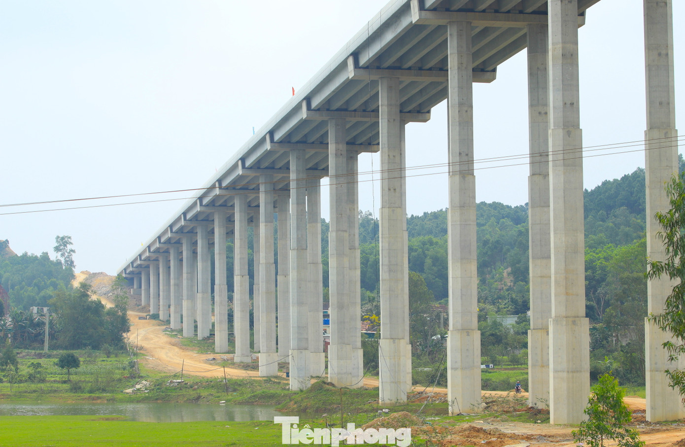 Trên tuyến cao tốc Bắc - Nam, có nhiều cây cầu cạn "khủng" vượt địa hình thấp và núi cao hiện đang được các nhà thầu thi công. Theo hướng từ Bắc vào Nam, đầu tiên là cầu Xuân Dương 1, rồi đến cầu Xuân Dương 2, qua hầm Thần Vũ là Cầu Thần Vũ 2 và cuối cùng là cầu Ồ Ồ.