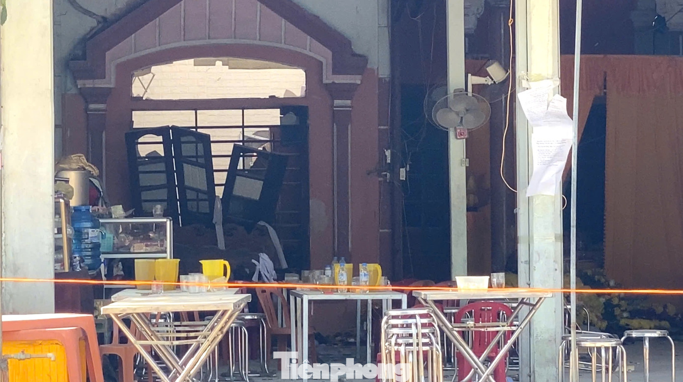 Vụ nổ khiến khu vực làm lễ tang phía trước nhà vợ chồng ông Q. cũng bị hư hỏng một số tài sản.