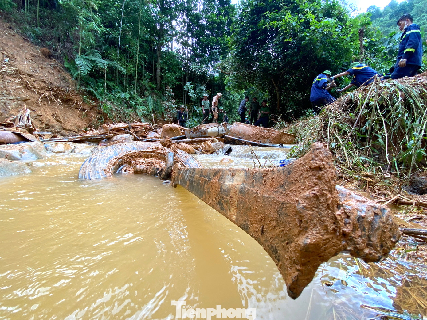 Nhiều bộ phận của xe khách bị phá vỡ văng tung toé khắp nơi.