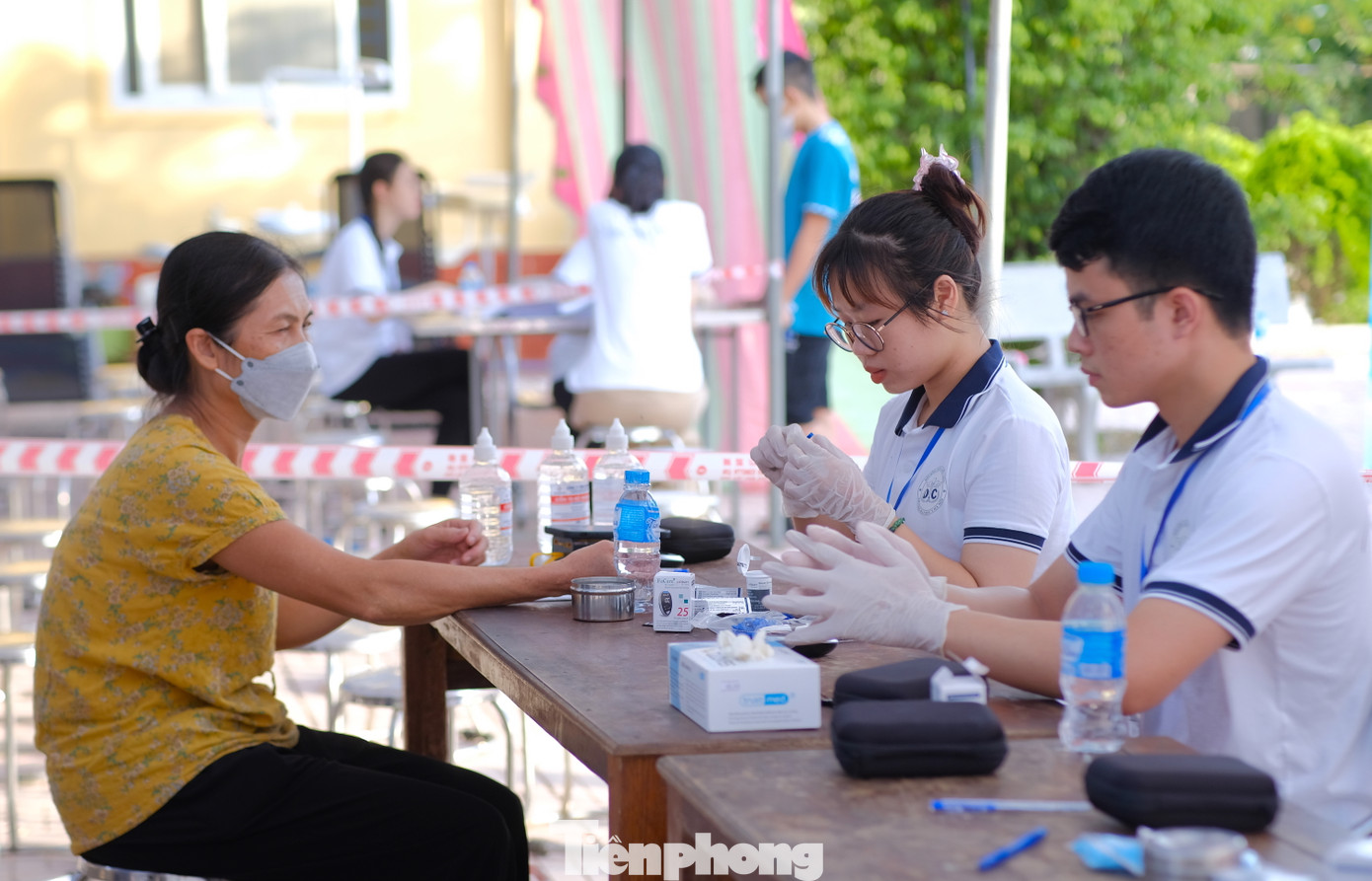 Tại chương trình, hơn 70 y, bác sĩ đến từ các bệnh viện lớn như bệnh viện Bạch Mai, bệnh viện Việt Đức, bệnh viện Nội tiết và hơn 40 tình nguyện viên, sinh viên Trường Đại học Y Hà Nội cùng các nhà tài trợ đã thăm khám, phát thuốc miễn phí cho người dân.