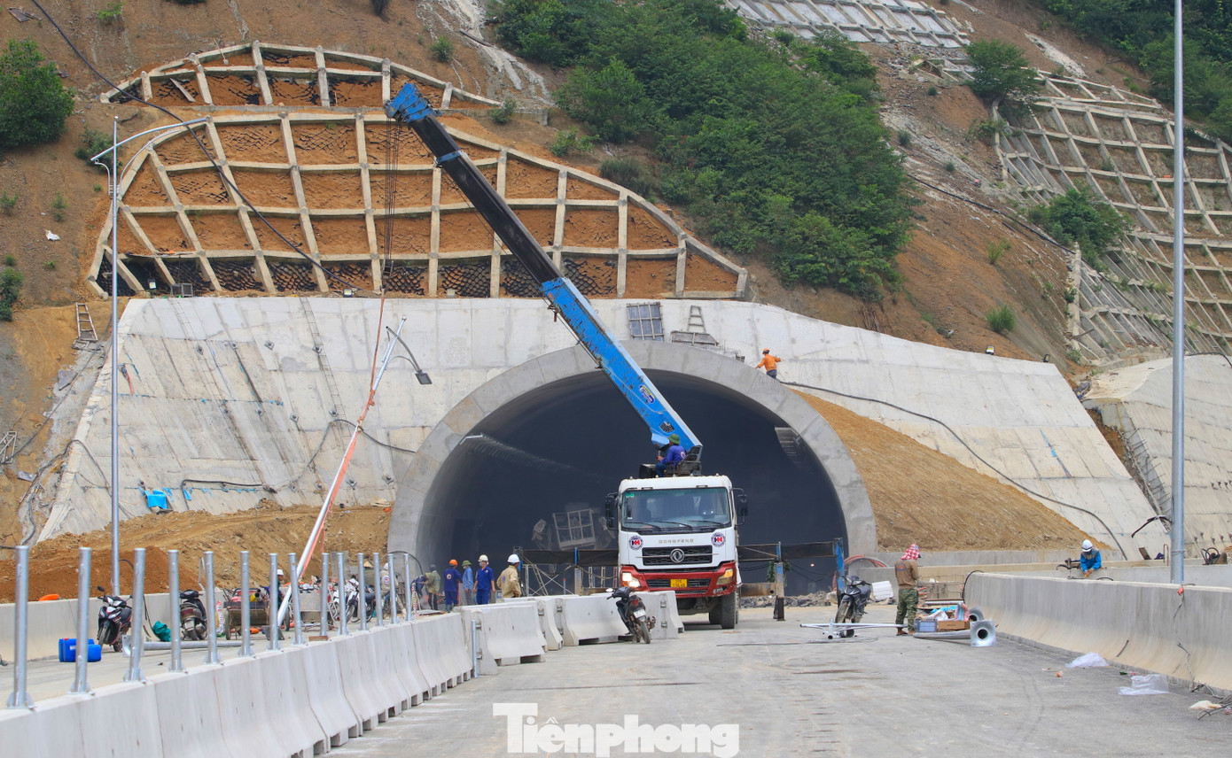 Song song với việc hoàn thiện bên trong hầm, ở hai đầu hầm đang được các nhà thầu thực hiện lắp đặt dãy lan can cứng giữa đường và các hệ thống biển cảnh báo phụ trợ.