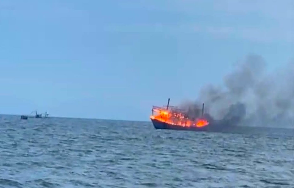 Tàu cá bốc cháy dữ dội khi vừa ra khơi đánh bắt hải sản. Tàu cá bốc cháy dữ dội khi vừa ra khơi đánh bắt hải sản.