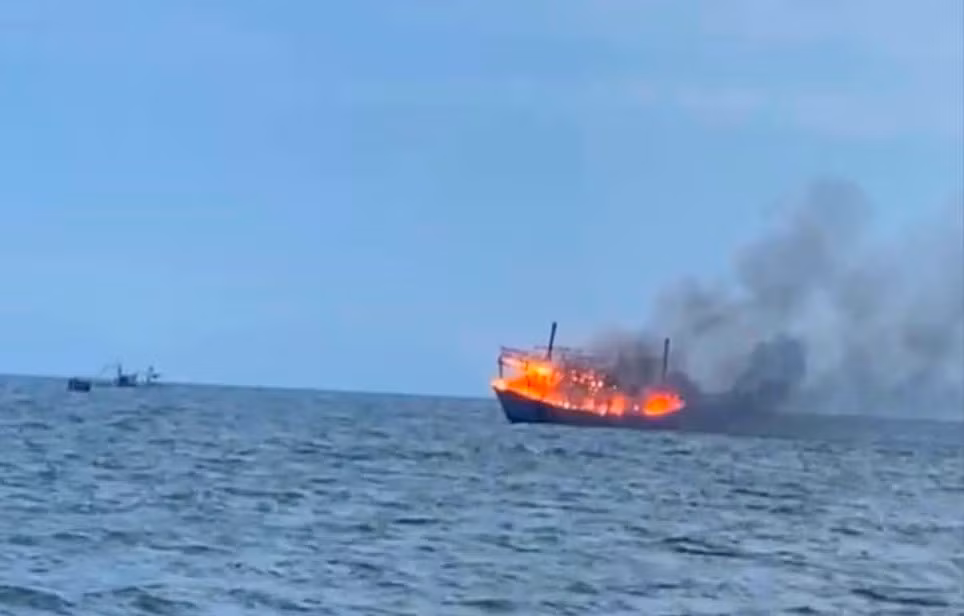 Tàu cá bốc cháy dữ dội khi vừa ra khơi đánh bắt hải sản.