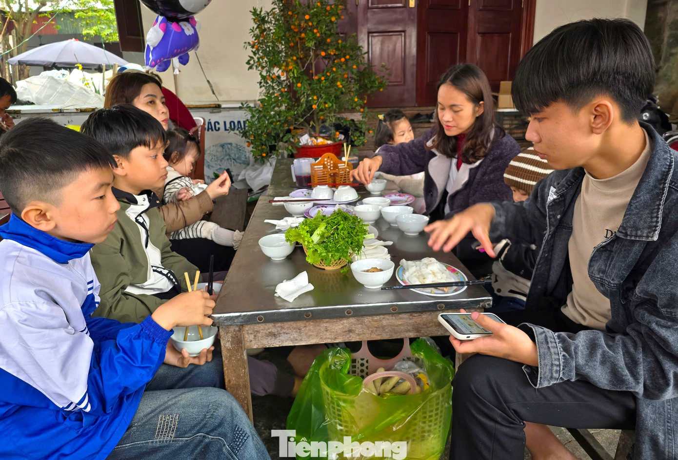 "Cứ mỗi lần về Đền Cờn gia đình tôi lại tranh thủ ghé các quầy cá trích nướng để ăn kèm với bánh mướt. Hương vị ngon, ngọt và thơm từ cá trích nướng giữa thời tiết se lạnh không sao quên được", chị Nguyễn Thị Thu (42 tuổi, trú thành phố Vinh, Nghệ An) nói.