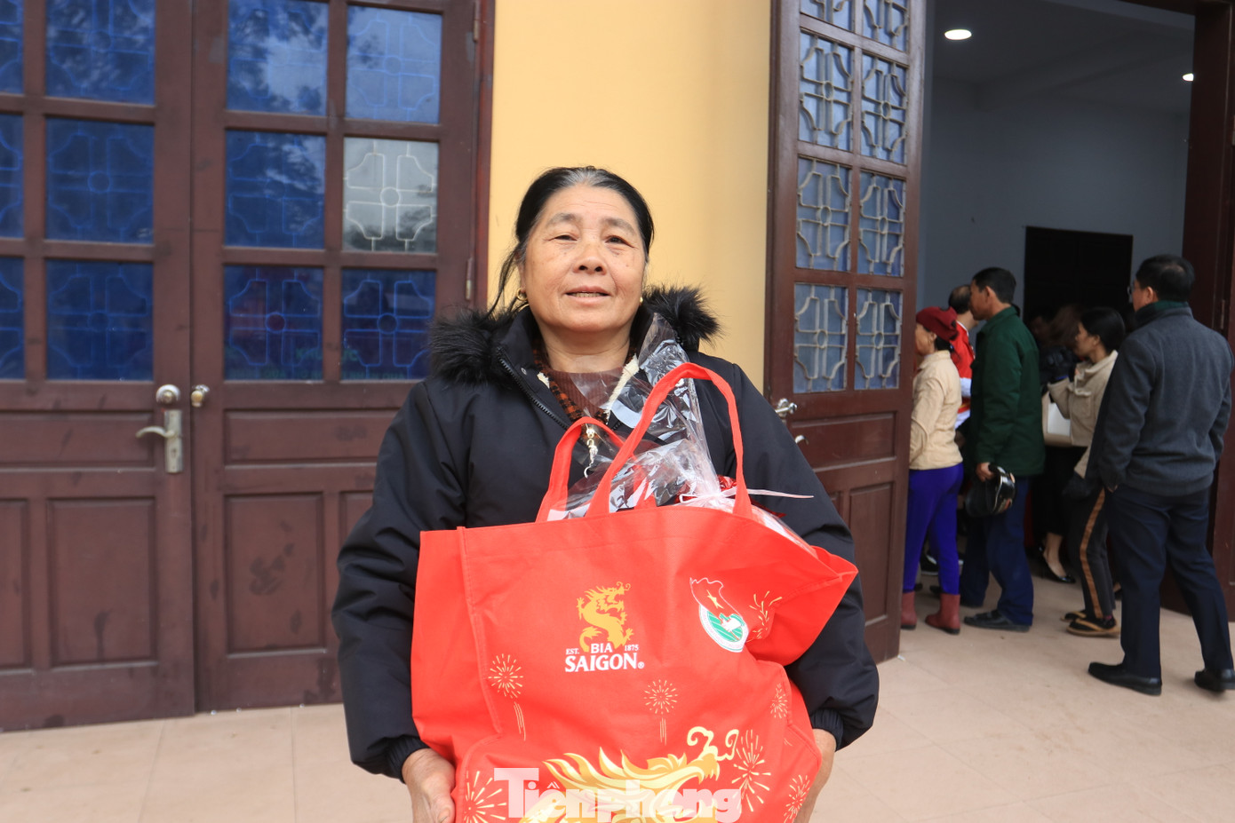 Những suất quà ý nghĩa được trao tặng cho các công nhân lao động và ngư dân địa phương trong bầu không khí nhộn nhịp đón Xuân Giáp Thìn 2024 sẽ là sự động viên tinh thần giúp các công nhân, ngư dân đón một cái Tết ấm áp, an vui. "Được đón nhận những lời hỏi thăm, chúc Tết, những món quà từ các cán bộ T.Ư Đoàn, các lãnh đạo địa phương, các nhà tài trợ, người dân, ngư dân chúng tôi vui lắm. Vậy là Tết này ấm cúng, sum vầy hơn rồi", bà Trần Thị Thanh (62 tuổi, ngư dân xã Diễn Bích, Diễn Châu, Nghệ An) vui mừng cho biết.