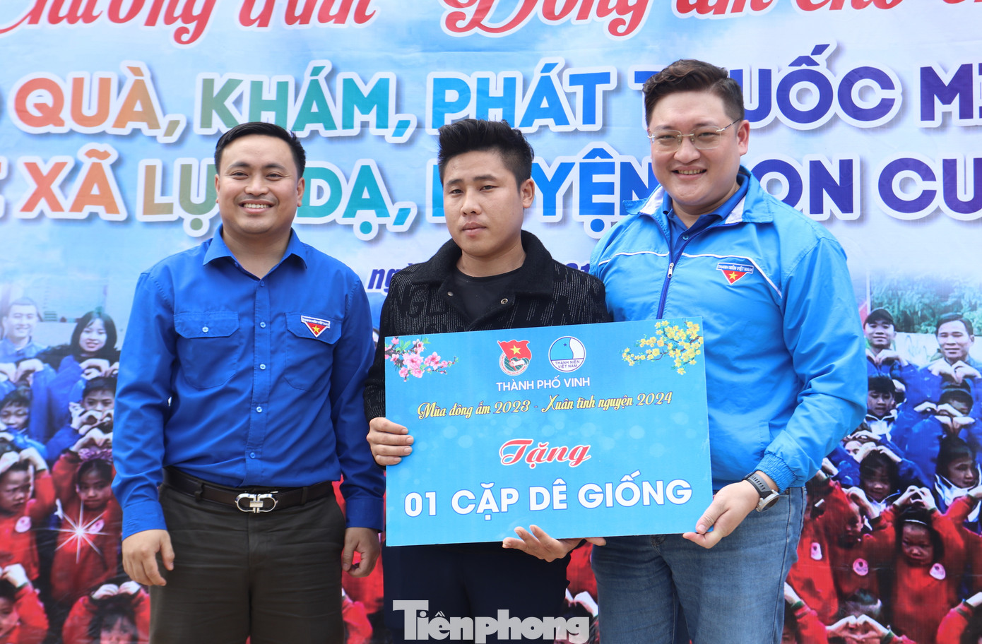 Ban Thường vụ Thành Đoàn Vinh trao tặng 1 cặp dê giống cho người dân ở xã Lục Dạ để phát triển kinh tế.