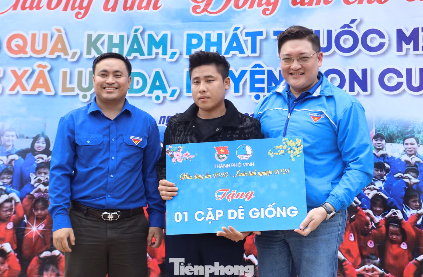 Ban Thường vụ Thành Đoàn Vinh trao tặng 1 cặp dê giống cho người dân ở xã Lục Dạ để phát triển kinh tế.