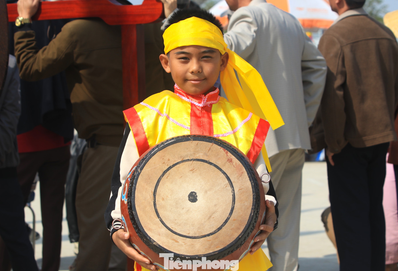 "Từ khi 4 tuổi em đi theo bố, các chú, các anh đánh trống lễ nên thích và học theo. Sau đó em biết đánh và tham gia vào đội thi được 2 năm nay. Em rất thích đánh trống và luôn cố gắng theo các ông, các chú để hoàn thiện phần thi của đội mình", em Hoàng Đình Đức (9 tuổi, trú xã Long Thành, Yên Thành, Nghệ An) nói.