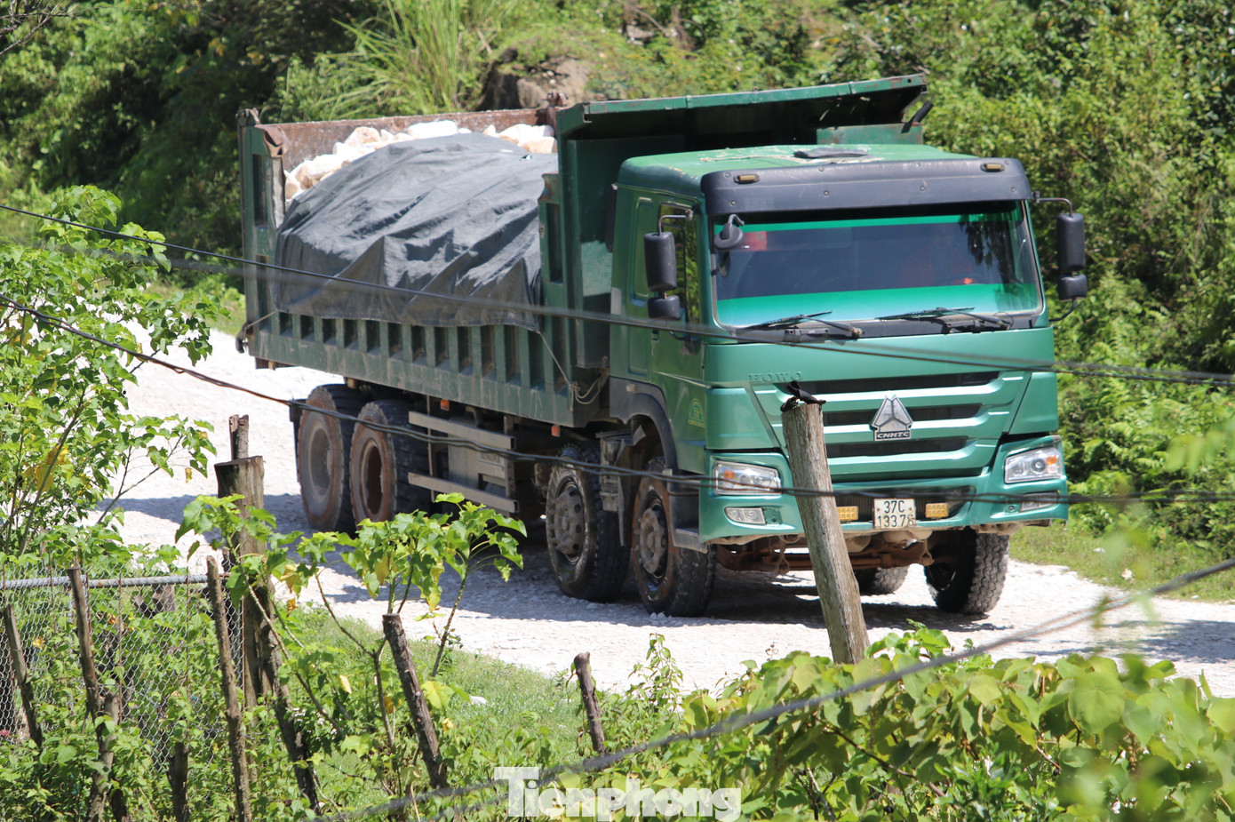 Trên thùng những chiếc xe này là đầy ắp đá trắng với trọng tải lên đến hàng chục tấn.