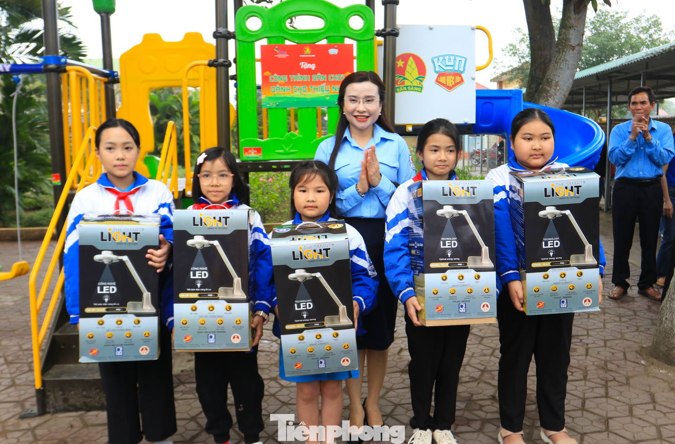 Chị Nguyễn Phạm Duy Trang - Bí thư T.Ư Đoàn, Chủ tịch Hội đồng Đội T.Ư trao tặng 5 hệ thống đèn học thông minh cho các em học sinh có hoàn cảnh khó khăn vươn lên học tốt.