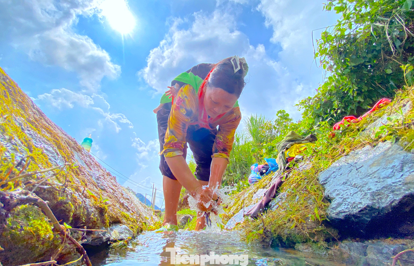 Rời xa "nơi chôn nhau cắt rốn" nên người dân phải ra mương nước giặt đồ, nhóm bếp nấu ăn giữa những bãi đất trống.