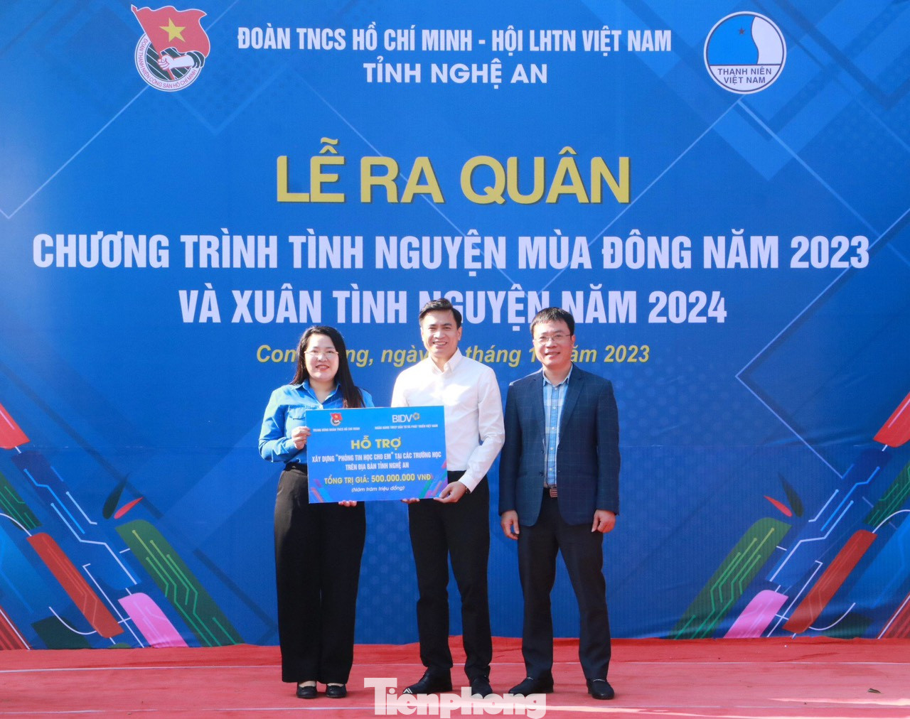 Ban tổ chức trao biển hỗ trợ vốn vay cho 2 mô hình thanh niên phát triển kinh tế; trao biển hỗ trợ triển khai công trình &quot;Phòng tin học cho em&quot; tại các trường Tiểu học trên địa bàn tỉnh Nghệ An; hỗ trợ xây dựng 1 sân bóng chuyền, trao tặng 200 cây con giống, 2 cặp dê, 350 túi thuốc thiết yếu cho gia đình; trao tặng 600 áo ấm cho học sinh.