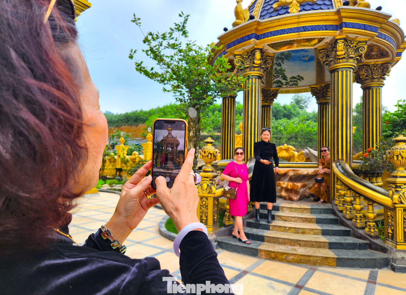 Nhiều người đến để chụp hình check-in đăng tải lên các trang mạng xã hội.