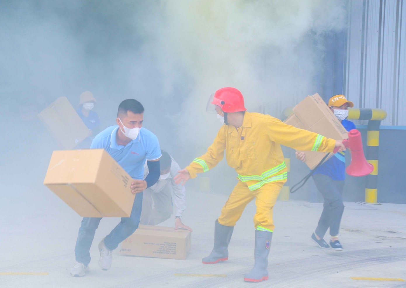 Bên cạnh với việc chữa cháy, lực lượng chức năng sẽ tiến hành di dời các tài sản, vật liệu dễ cháy ở hiện trường ra ngoài để giảm bớt thiệt hại và tránh vụ cháy lây lan rộng.