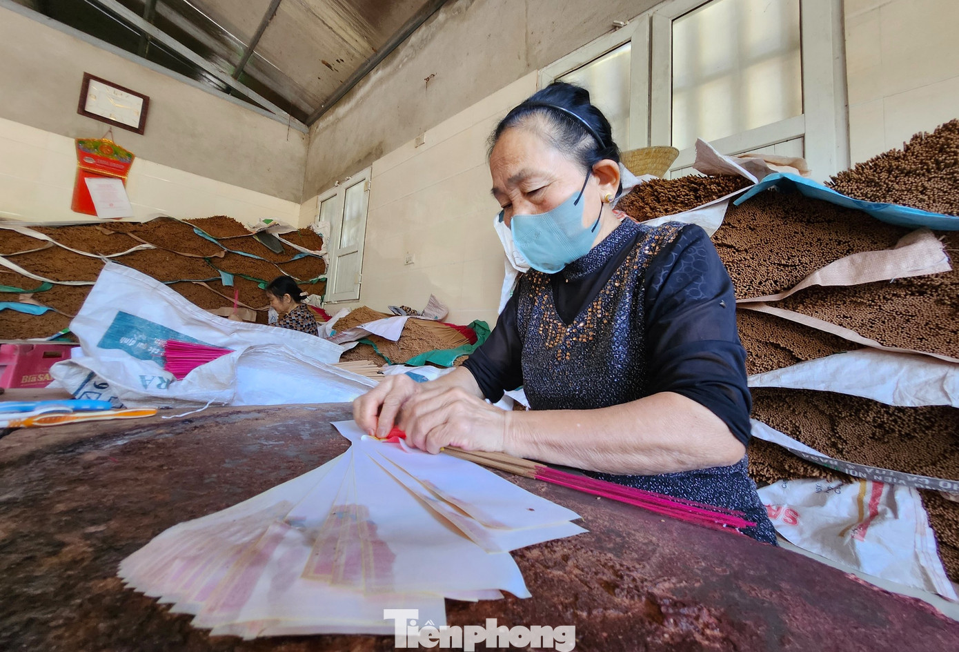 Ông Nguyễn Duy Châu - Chủ tịch UBND xã Nghi Trường cho biết, làng nghề hương Tây Lân trước đây có rất nhiều hộ sản xuất. Tuy nhiên sau này khi đầu tư các máy móc thiết bị hiện đại phục vụ sản xuất, các hộ đã gộp lại, chung vốn để cùng nhau sản xuất. Các cơ sở sản xuất hương trên địa bàn mang lại công việc và thu nhập ổn định cho hàng chục lao động.