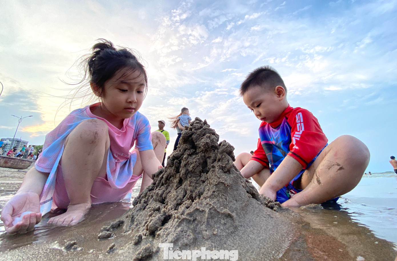 Nhiều em nhỏ mải mê chơi đùa với cát. Nhiều em nhỏ mải mê chơi đùa với cát.