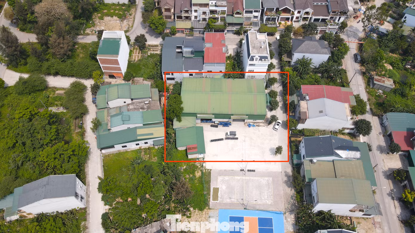 Trước đó, cơ quan công an đã triệt phá 4 cơ sở sản xuất giá đỗ ngâm hóa chất đóng trên địa bàn 4 phường của thành phố Vinh gồm: phường Trung Đô (1 cơ sở), phường Vinh Tân (2 cơ sở) và phường Nghi Phú (1 cơ sở). Trong ảnh, cơ sở sản xuất giá đỗ lớn tại phường Trung Đô vừa bị công an triệt phá.