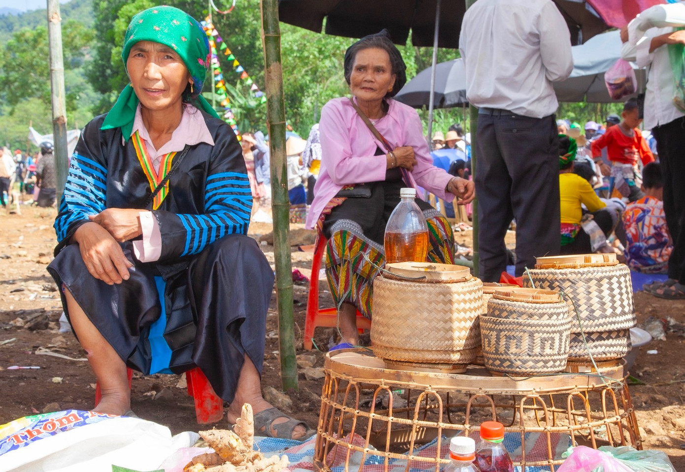 Đôi khi đó chỉ là những chiếc hộp đựng xôi do người dân tự tay đan bằng tre, nứa. Đôi khi đó chỉ là những chiếc hộp đựng xôi do người dân tự tay đan bằng tre, nứa.