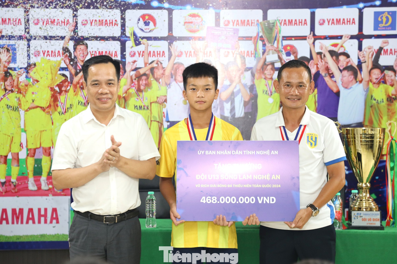 Tỉnh Nghệ An trao thưởng cho đội U13 SLNA sau khi bảo vệ thành công chức vô địch Giải bóng đá thiếu niên U13 toàn quốc 2024.