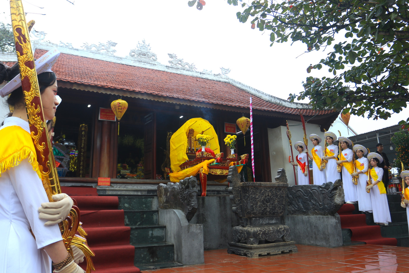 Cuối buổi lễ, kiệu hương án tiếp tục được rước về an vị và làm lễ tại Đền Cờn Ngoài. Cuối buổi lễ, kiệu hương án tiếp tục được rước về an vị và làm lễ tại Đền Cờn Ngoài.