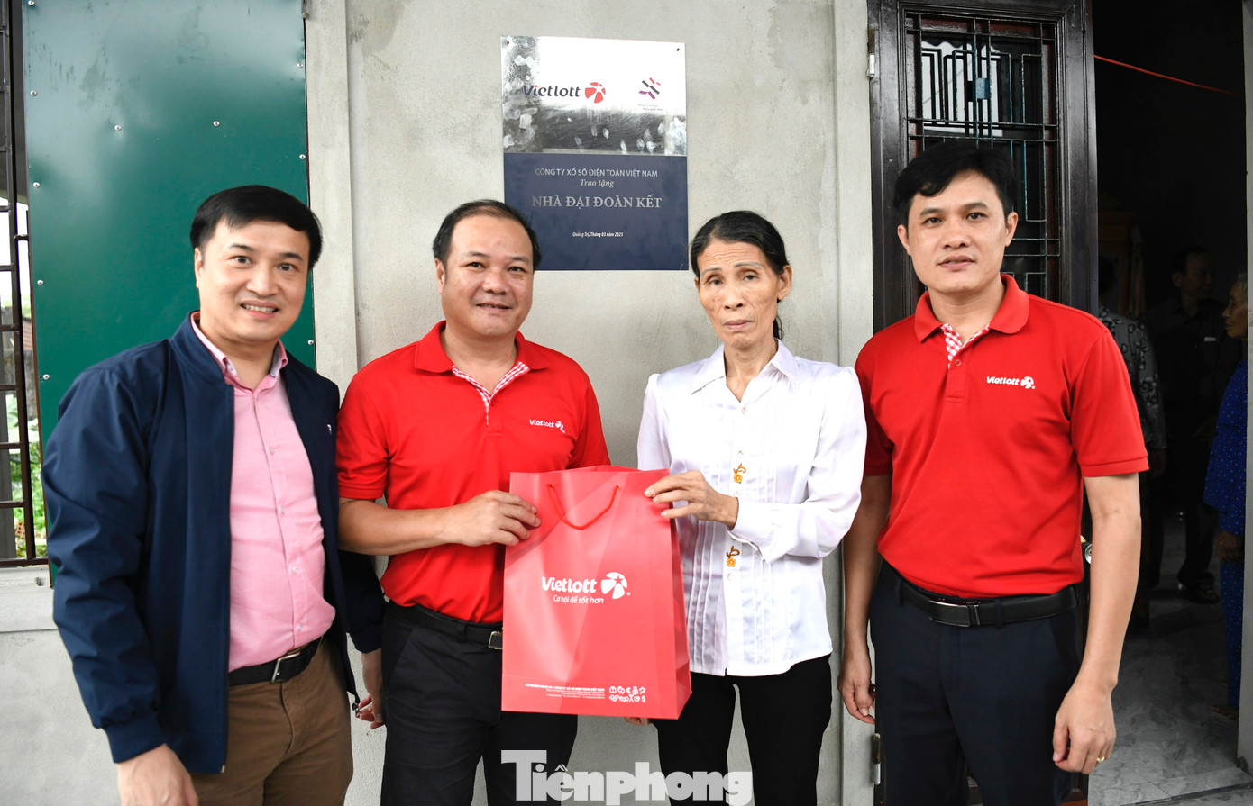 Đại diện Công ty Vietlott trao quà tặng gia đình bà Lê Thị Tháp.