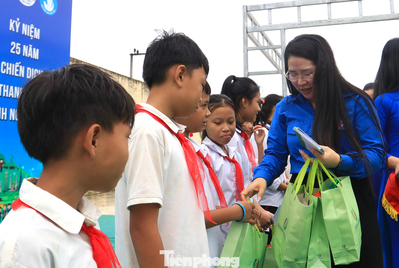 Trao tặng hơn 1.500 suất quà an sinh cho các hộ gia đình, người dân có hoàn cảnh khó khăn và 500 suất học bổng cho học sinh có hoàn cảnh khó khăn vươn lên học tốt.
